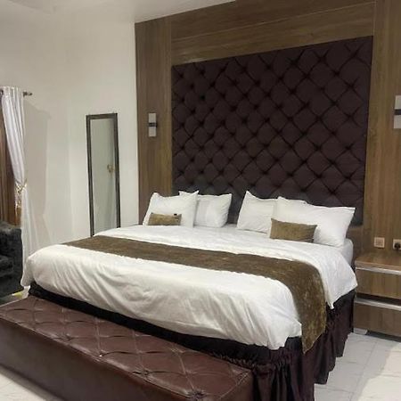 Murphy'S Mansion Resort Umuahia Екстериор снимка