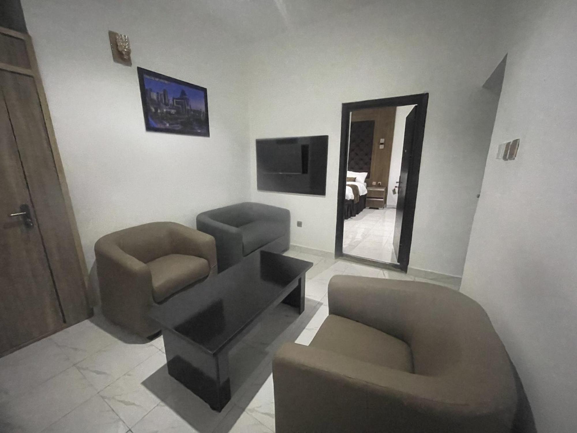 Murphy'S Mansion Resort Umuahia Екстериор снимка